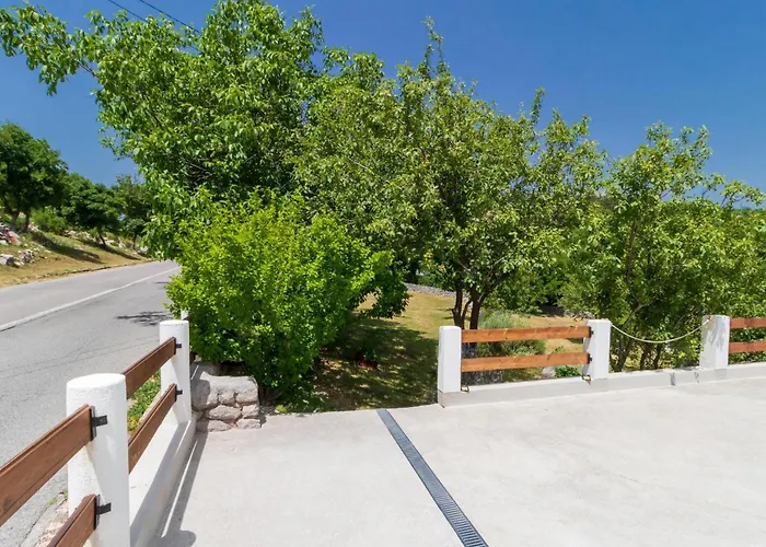 Gorgeous In Bater Bakar